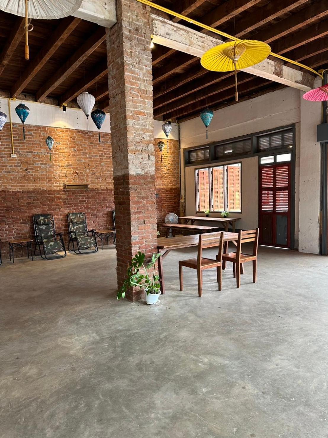 Via Thakhek Hostel & Cafe Esterno foto